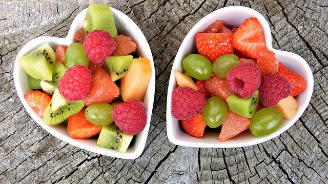 Manger des fruits le soir